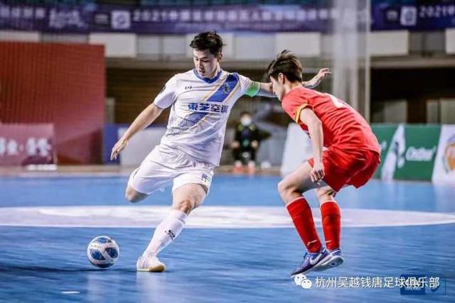 中国男篮对哈萨克斯坦比赛中李弘权命中三分，领先优势扩大至38分
